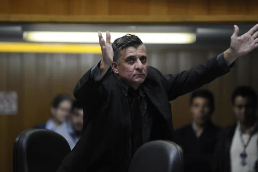 Nas galerias, spray de pimenta, empurra-empurra e arma em punho
