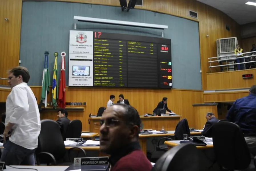 Nas galerias, spray de pimenta, empurra-empurra e arma em punho