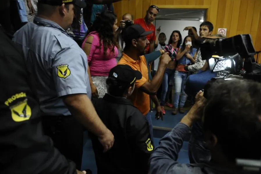 Nas galerias, spray de pimenta, empurra-empurra e arma em punho