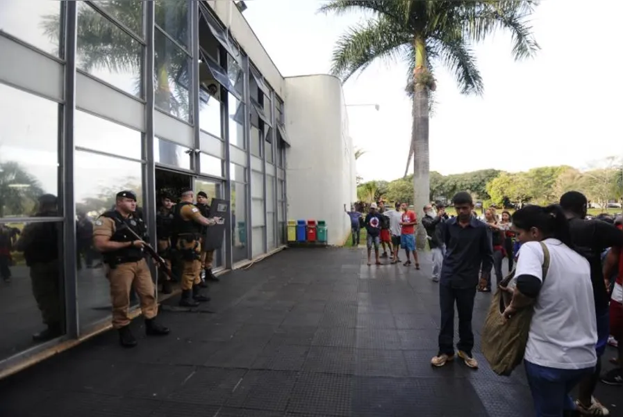 Nas galerias, spray de pimenta, empurra-empurra e arma em punho
