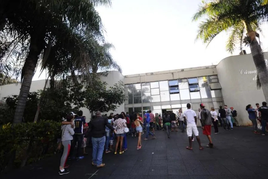Nas galerias, spray de pimenta, empurra-empurra e arma em punho