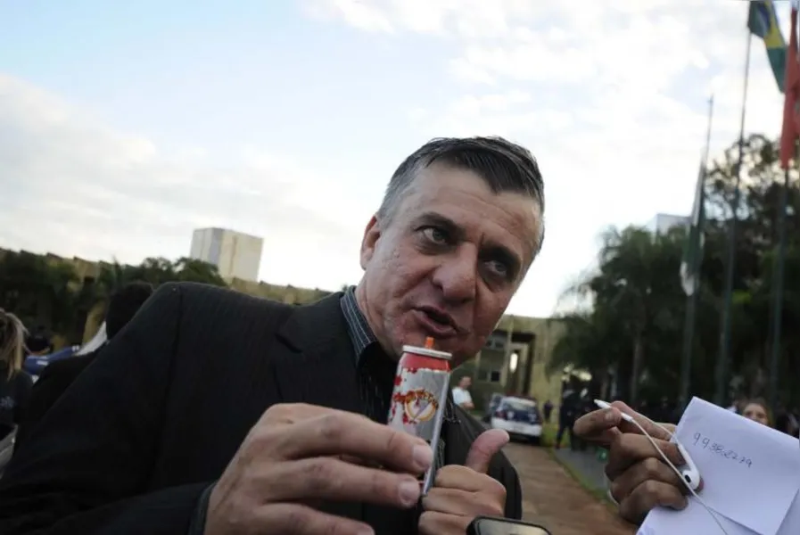 Nas galerias, spray de pimenta, empurra-empurra e arma em punho