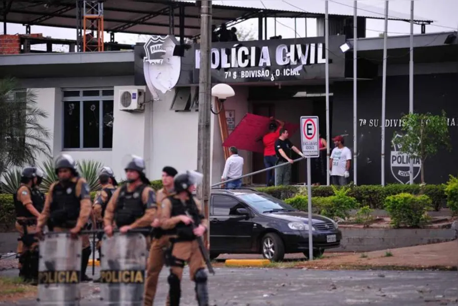 Dois são presos por quebra-quebra
