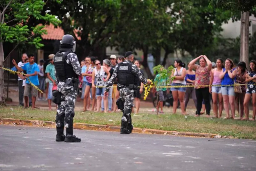 Dois são presos por quebra-quebra