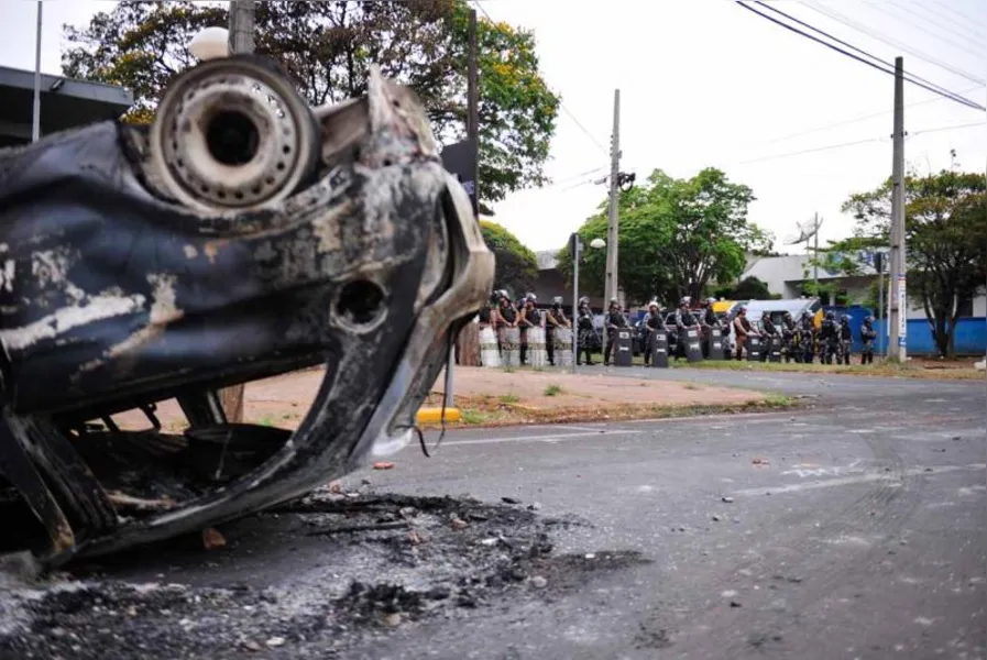 Dois são presos por quebra-quebra