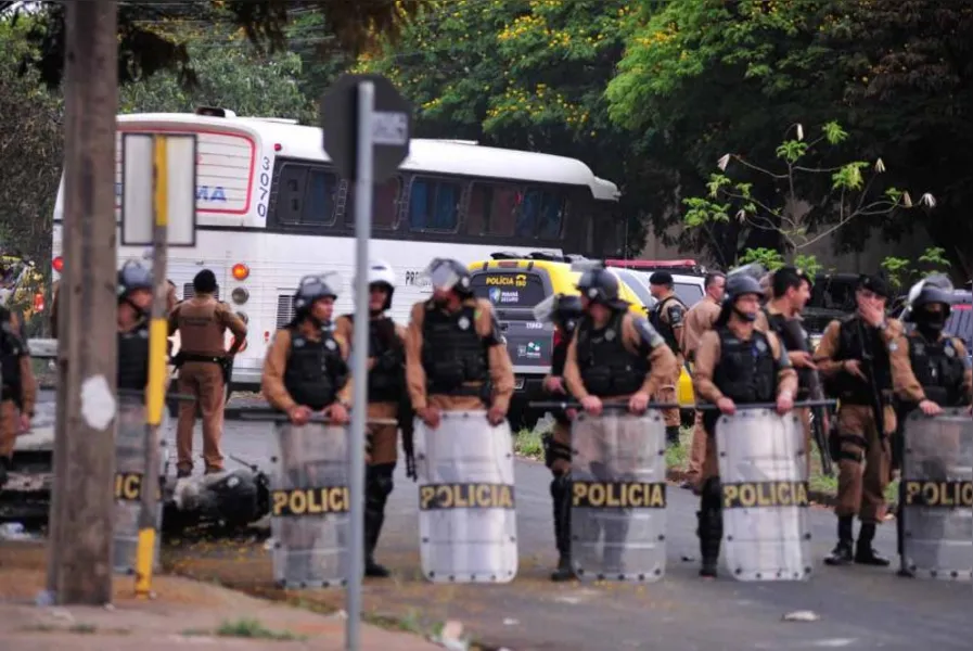 Dois são presos por quebra-quebra