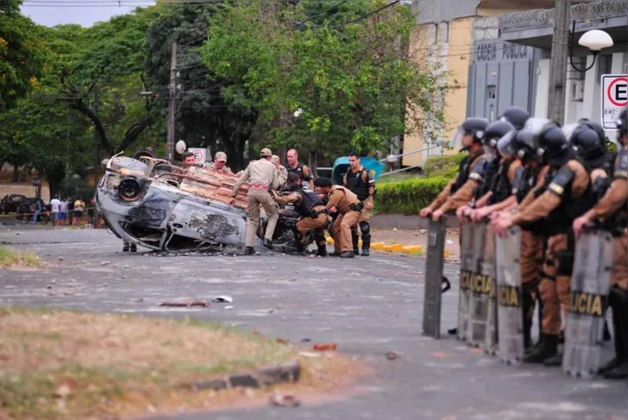 Dois são presos por quebra-quebra