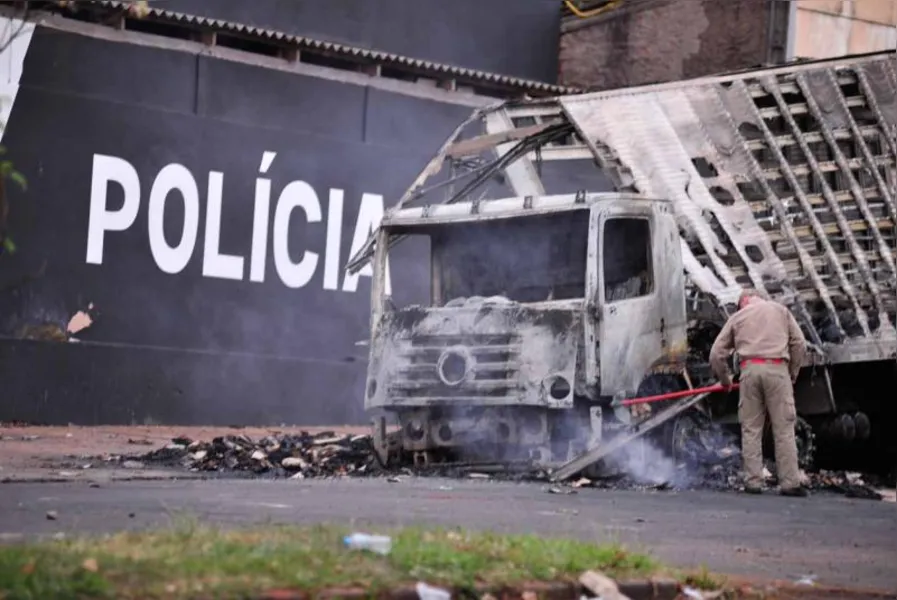 Dois são presos por quebra-quebra