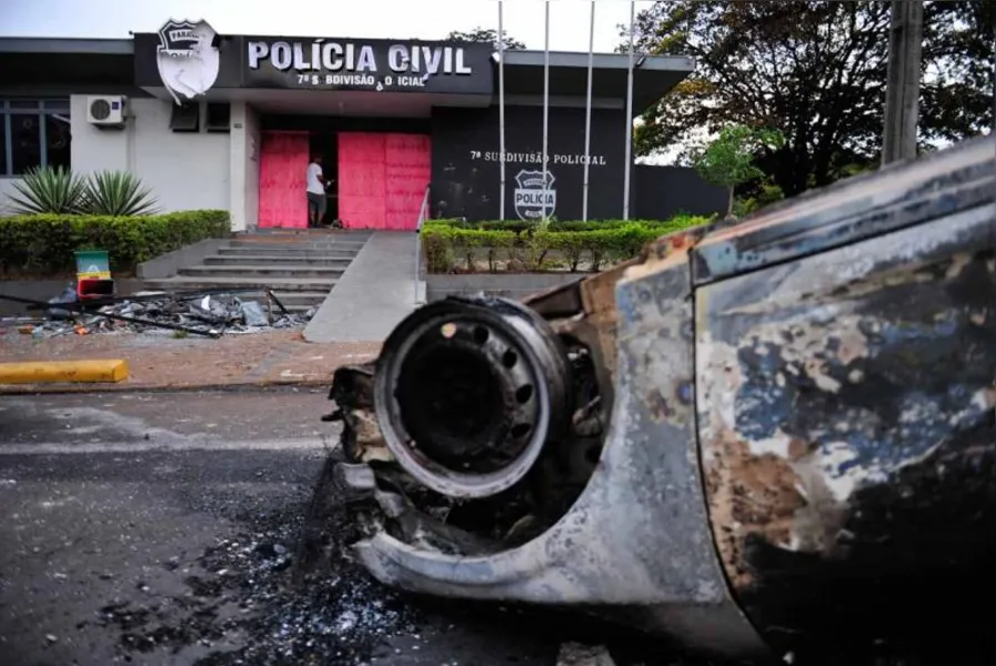 Dois são presos por quebra-quebra