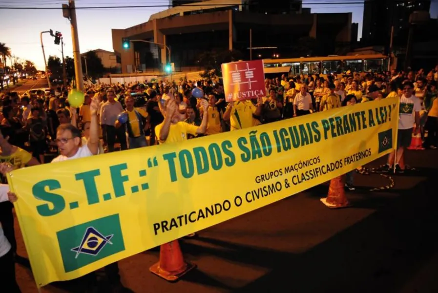 Atos contra habeas corpus a Lula reúnem milhares pelo País