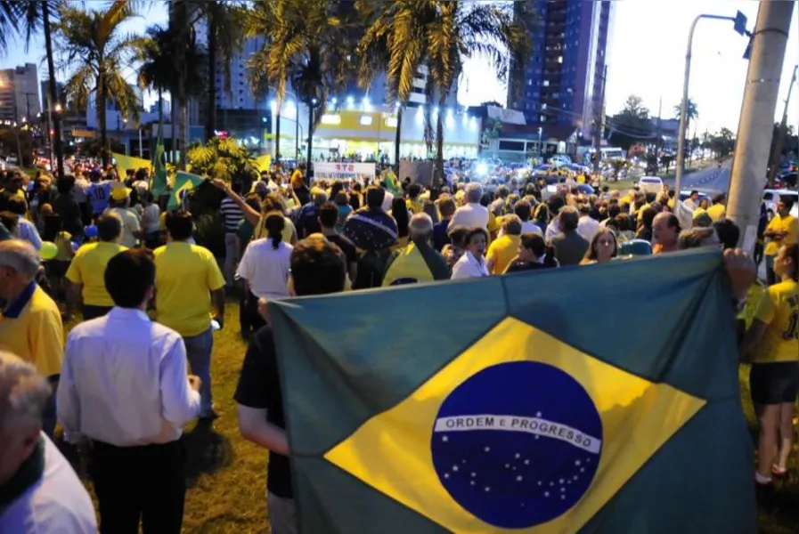 Atos contra habeas corpus a Lula reúnem milhares pelo País