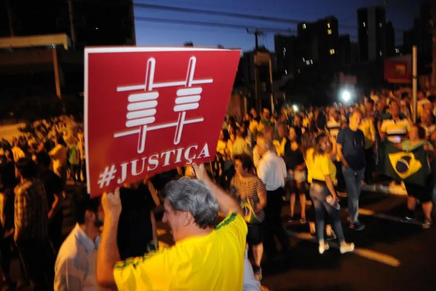 Atos contra habeas corpus a Lula reúnem milhares pelo País