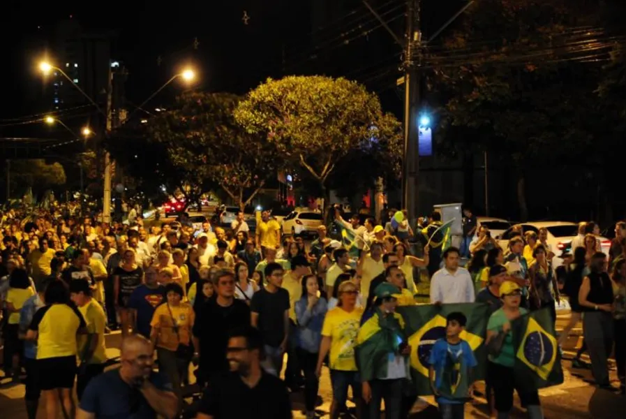 Atos contra habeas corpus a Lula reúnem milhares pelo País