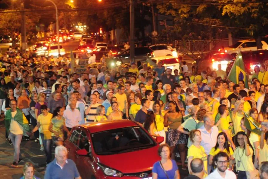 Atos contra habeas corpus a Lula reúnem milhares pelo País