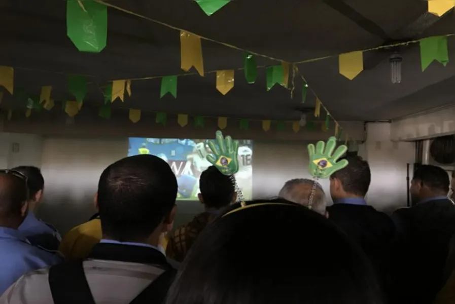 Confira as fotos dos torcedores londrinenses durante o jogo