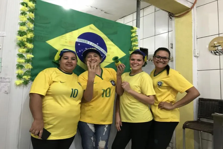 Confira as fotos dos torcedores londrinenses durante o jogo