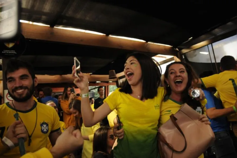 Confira as fotos dos torcedores londrinenses durante o jogo
