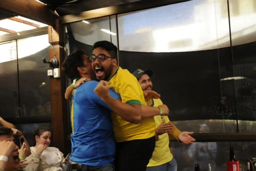 Confira as fotos dos torcedores londrinenses durante o jogo