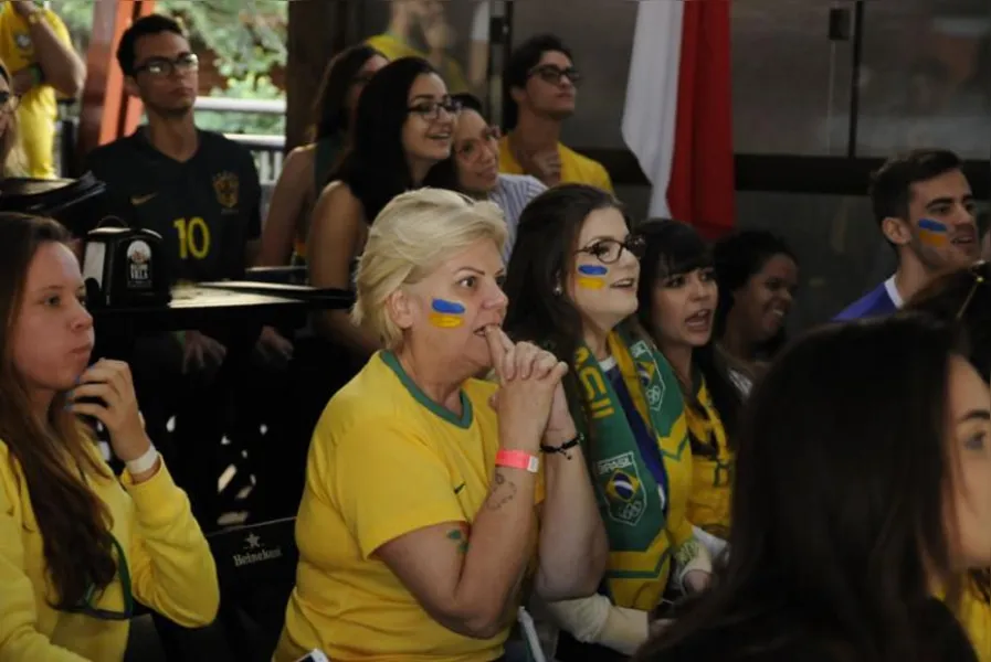 Confira as fotos dos torcedores londrinenses durante o jogo