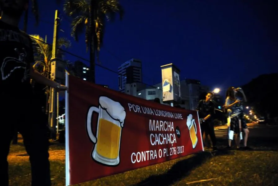 Protesto contra a 'lei seca' de Londrina ganha as ruas