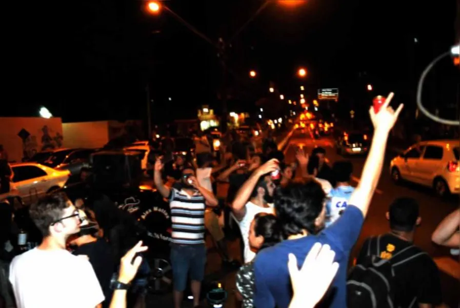 Protesto contra a 'lei seca' de Londrina ganha as ruas
