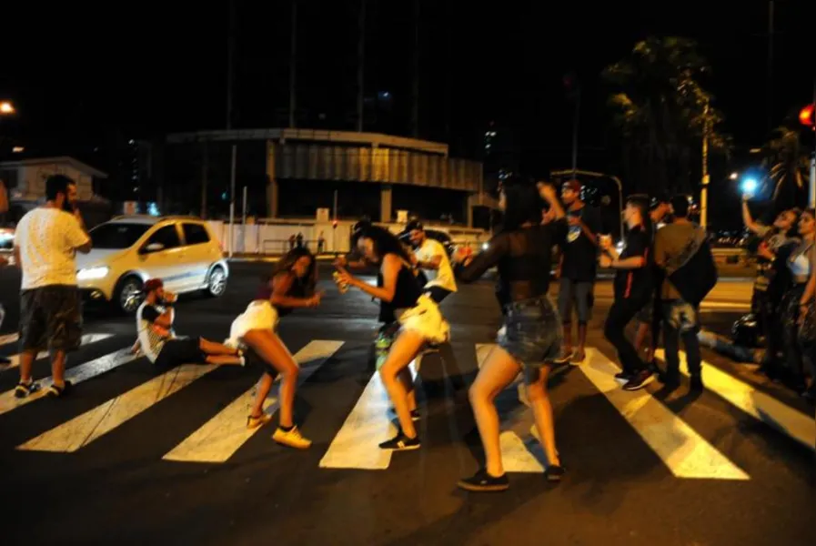 Protesto contra a 'lei seca' de Londrina ganha as ruas
