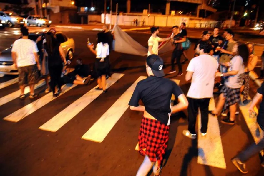 Protesto contra a 'lei seca' de Londrina ganha as ruas