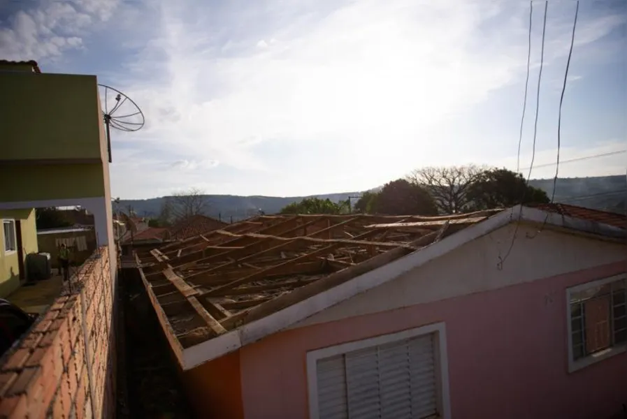 Após temporal, moradores se mobilizam para reconstruir Sengés