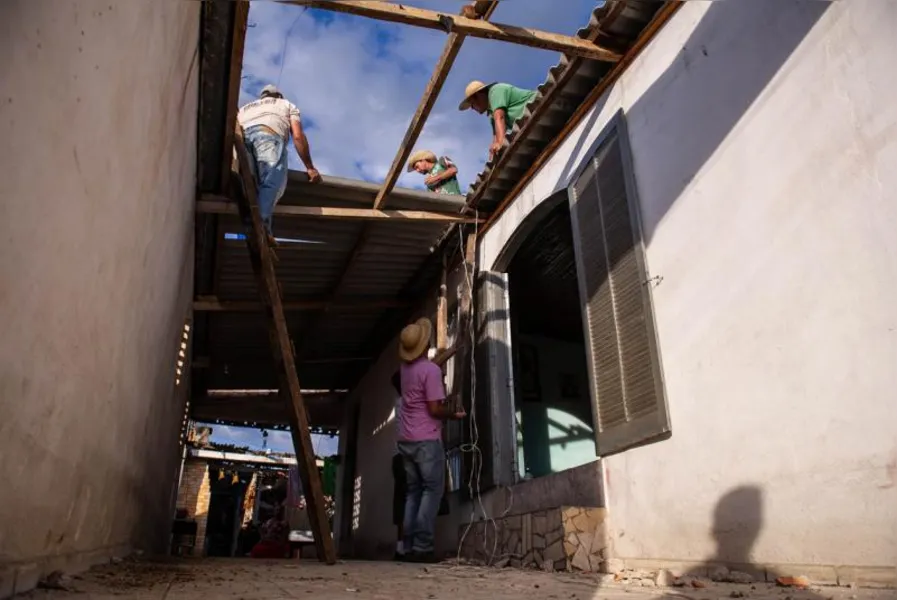 Após temporal, moradores se mobilizam para reconstruir Sengés