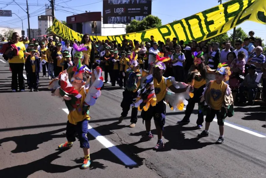 Desfile da Independência em Londrina reúne 20 mil pessoas