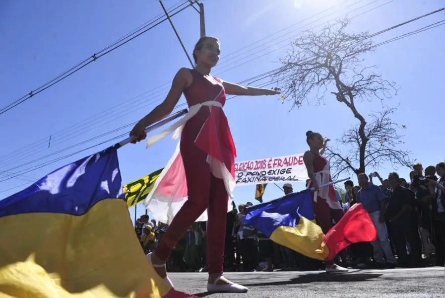 Desfile da Independência em Londrina reúne 20 mil pessoas