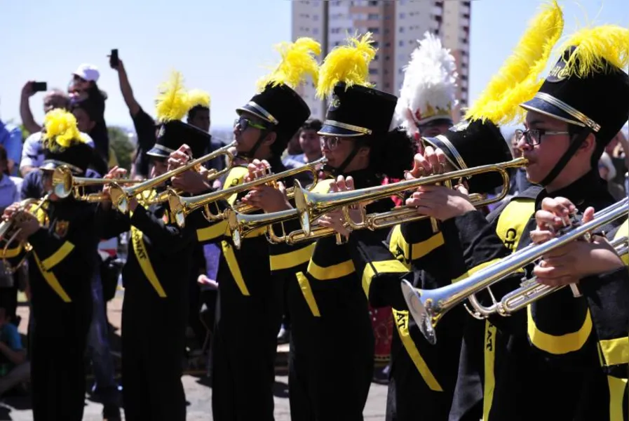 Desfile da Independência em Londrina reúne 20 mil pessoas