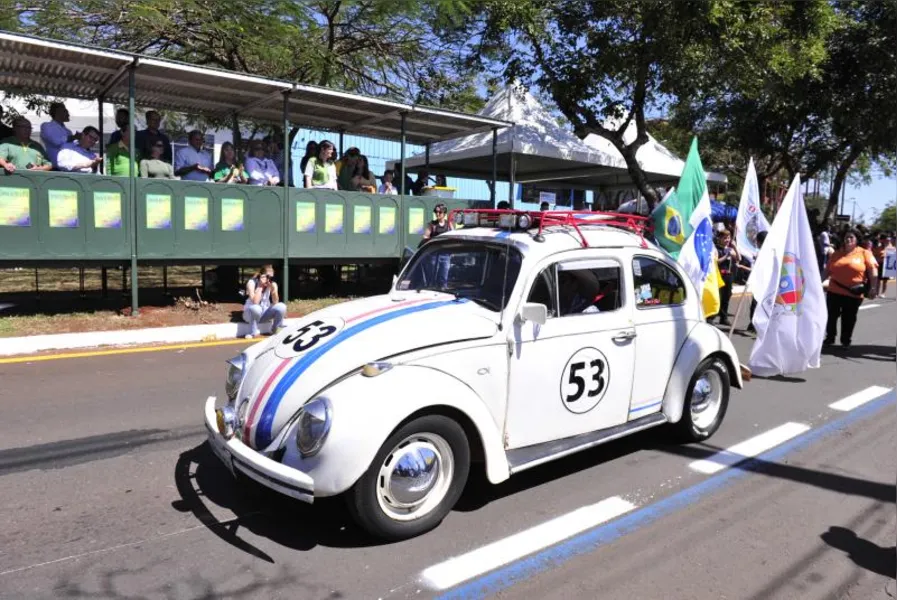 Desfile da Independência em Londrina reúne 20 mil pessoas