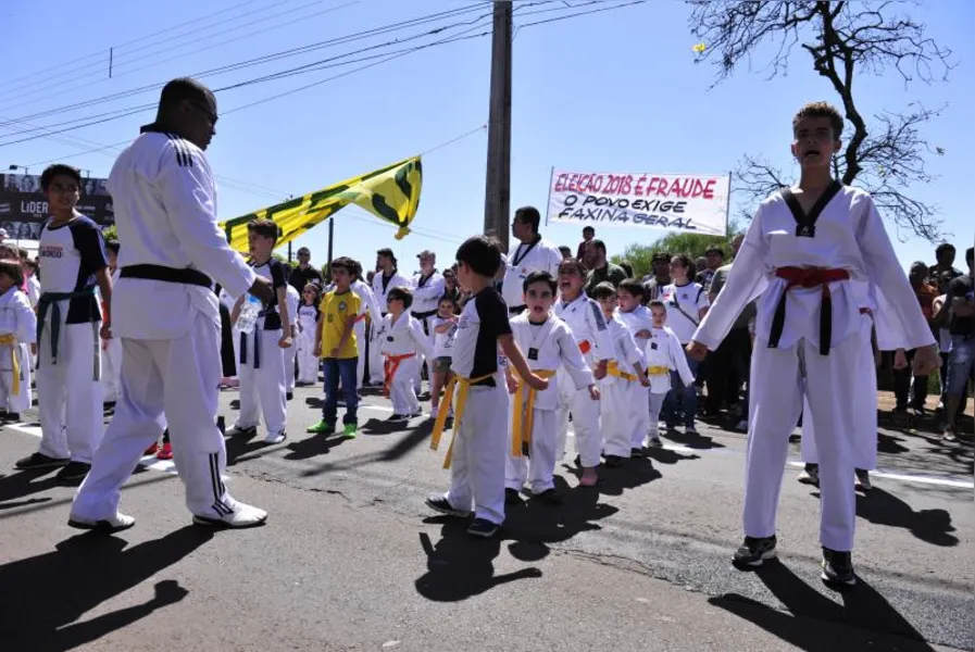 Desfile da Independência em Londrina reúne 20 mil pessoas
