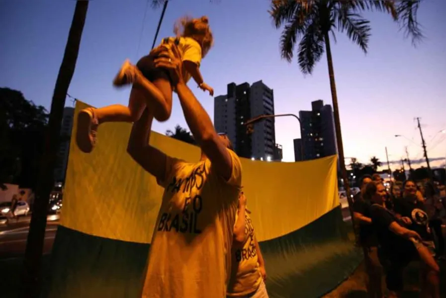 Festa em Londrina teve fogos de artifício e buzinaço