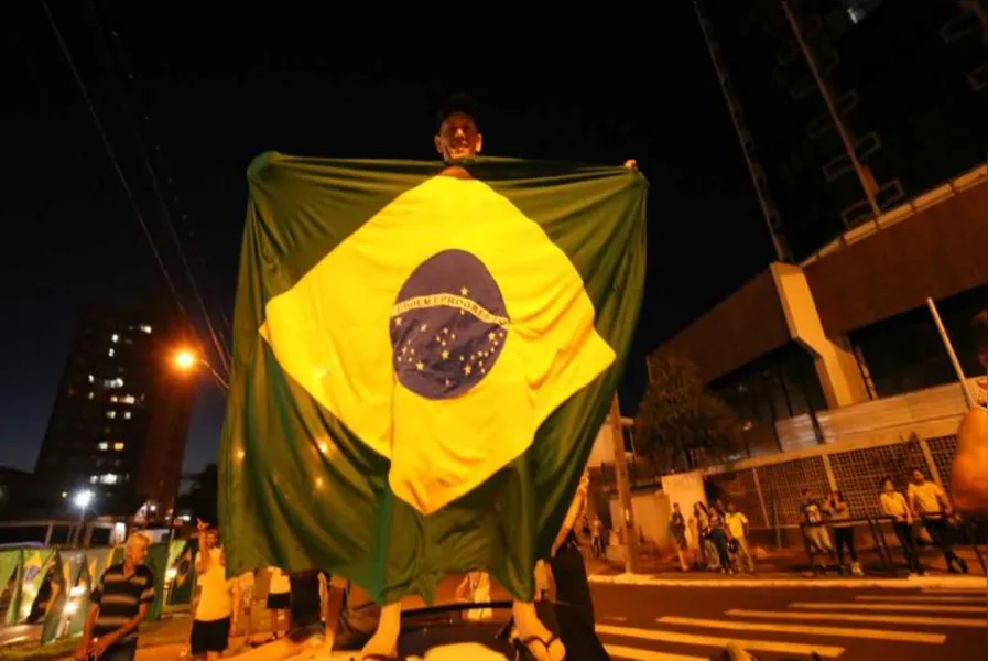 Festa em Londrina teve fogos de artifício e buzinaço