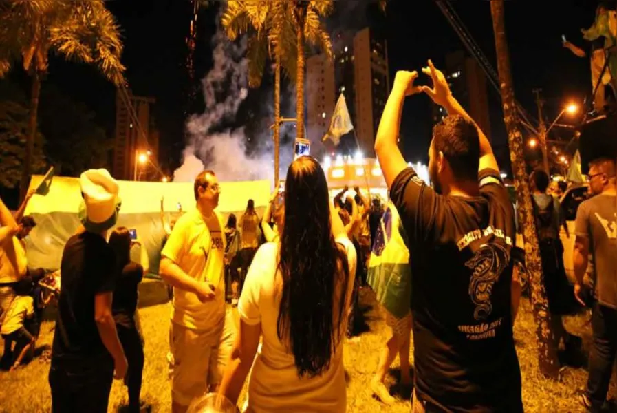 Festa em Londrina teve fogos de artifício e buzinaço