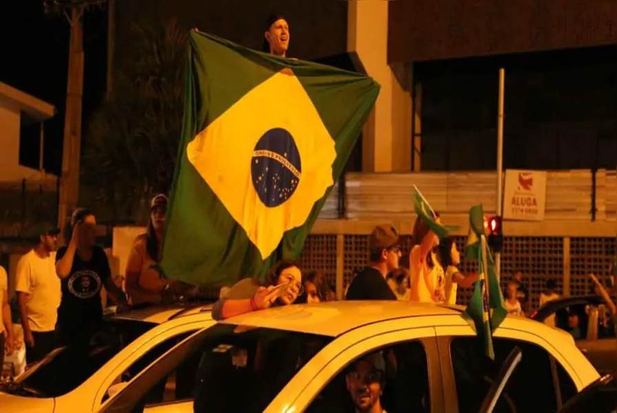 Festa em Londrina teve fogos de artifício e buzinaço