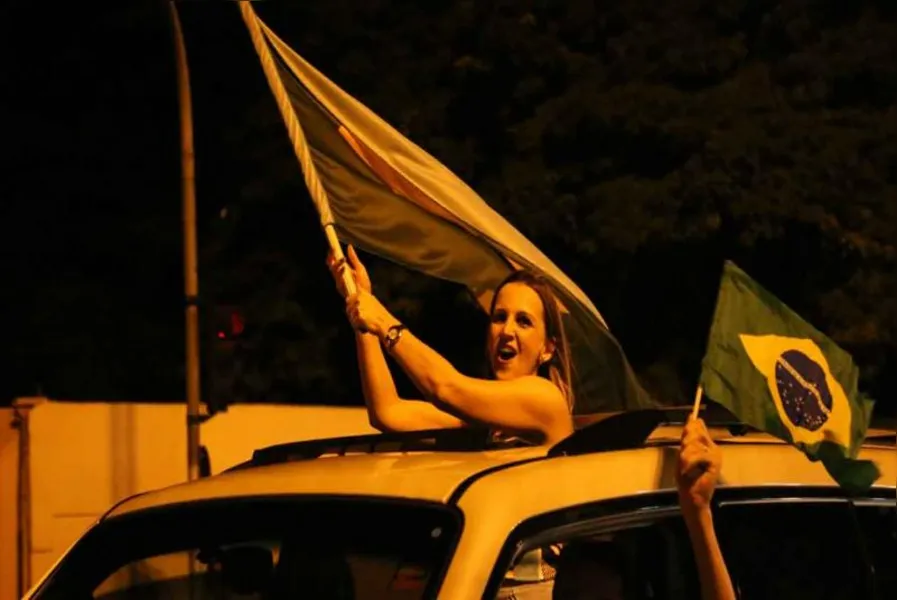 Festa em Londrina teve fogos de artifício e buzinaço