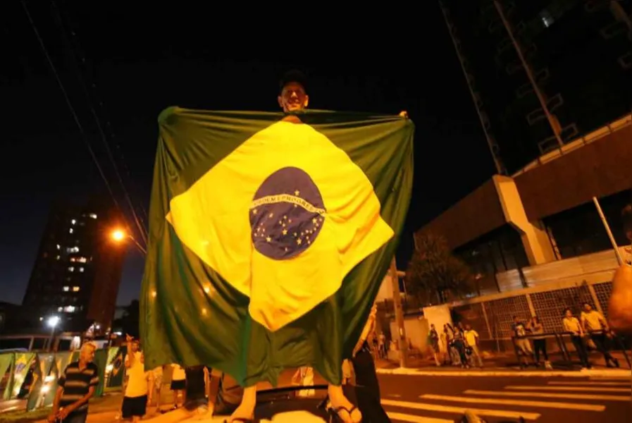 Festa em Londrina teve fogos de artifício e buzinaço