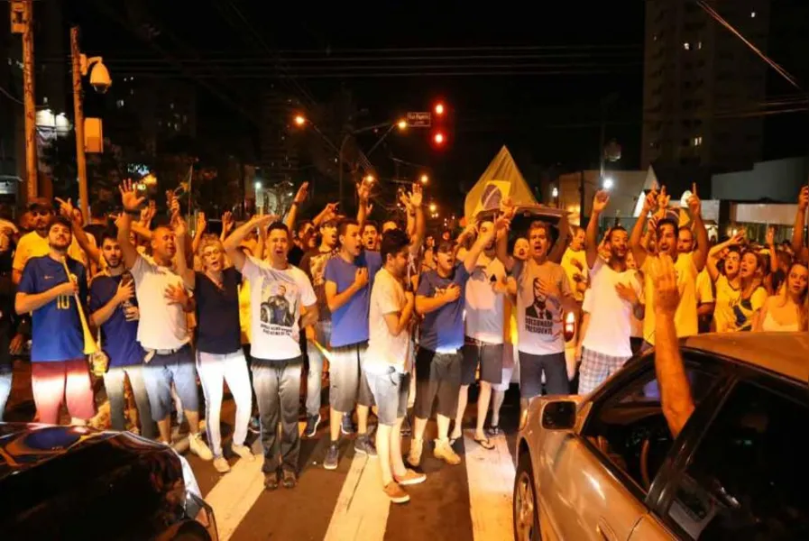 Festa em Londrina teve fogos de artifício e buzinaço