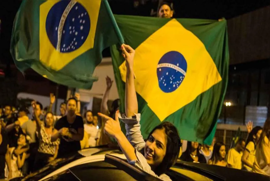 Festa em Londrina teve fogos de artifício e buzinaço