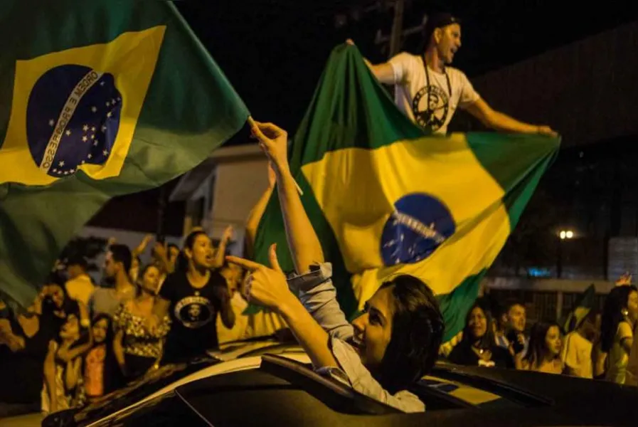 Festa em Londrina teve fogos de artifício e buzinaço