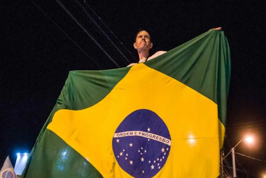 Festa em Londrina teve fogos de artifício e buzinaço