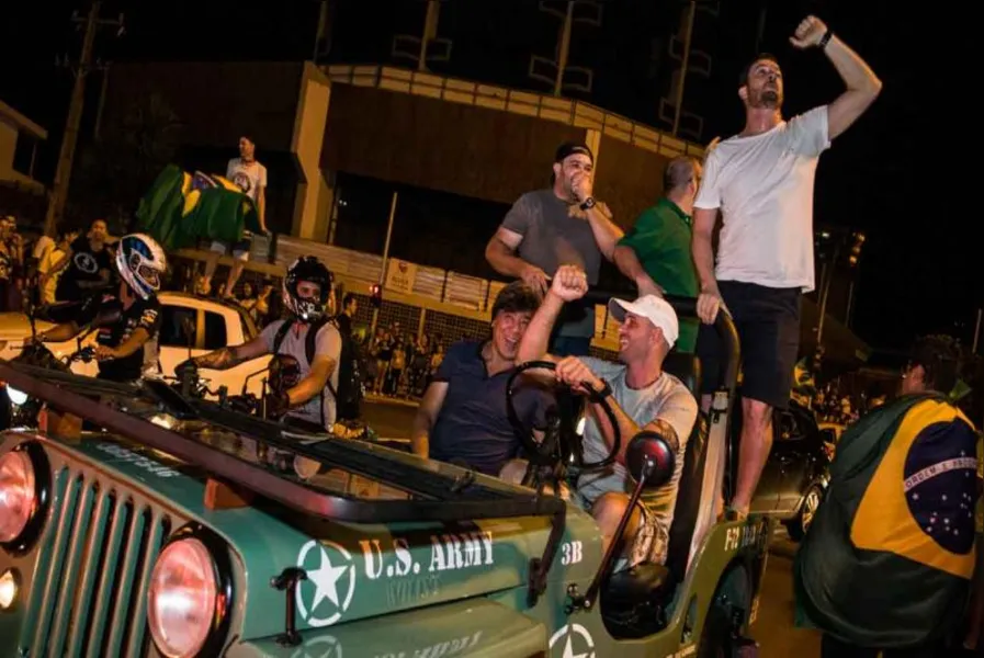 Festa em Londrina teve fogos de artifício e buzinaço