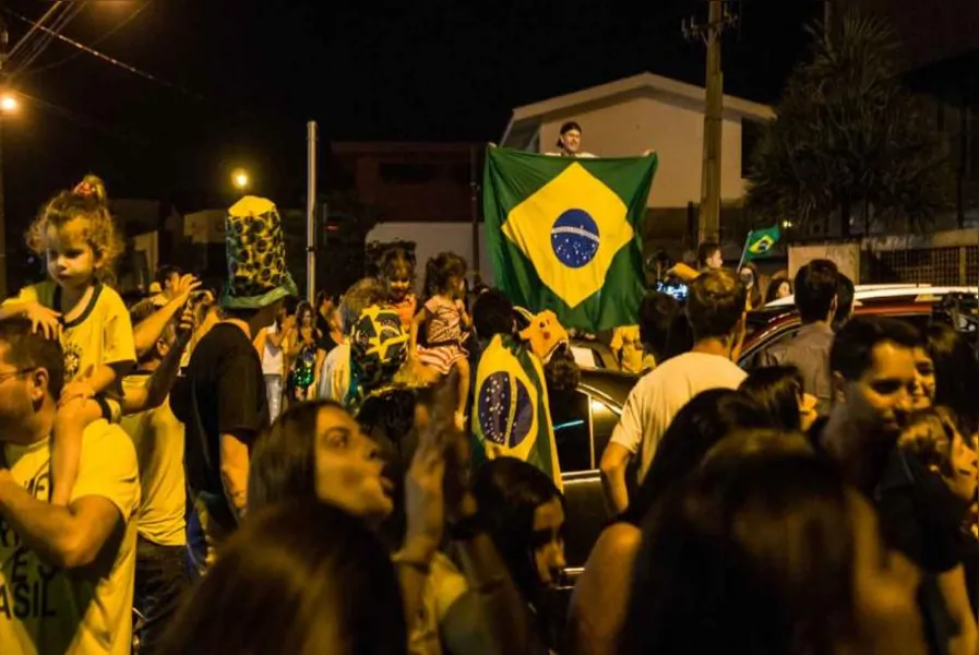 Festa em Londrina teve fogos de artifício e buzinaço