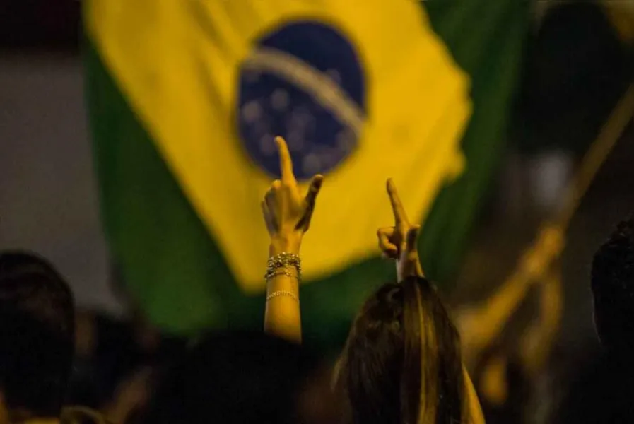 Festa em Londrina teve fogos de artifício e buzinaço