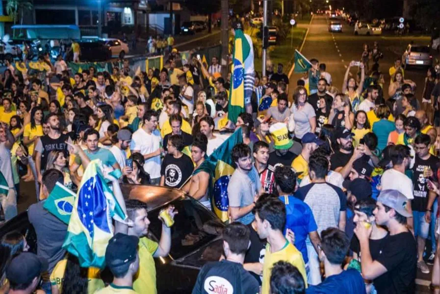 Festa em Londrina teve fogos de artifício e buzinaço
