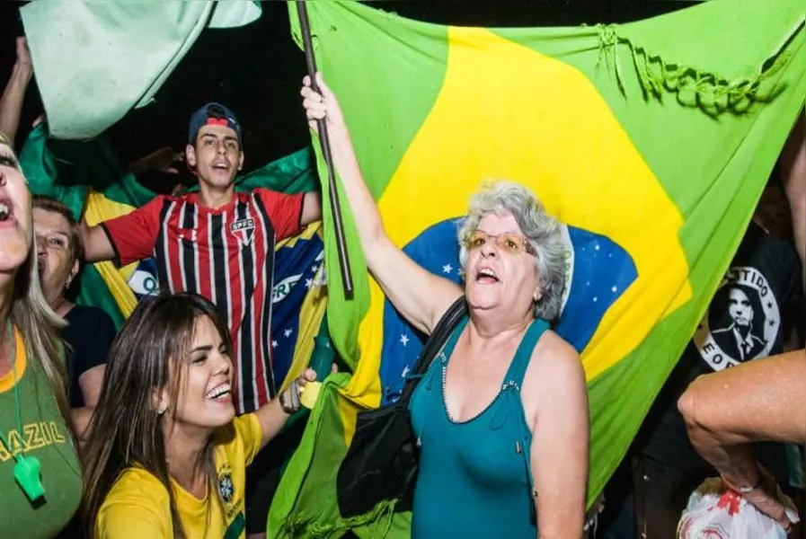 Festa em Londrina teve fogos de artifício e buzinaço