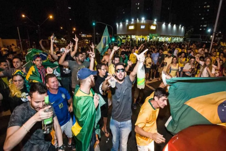 Festa em Londrina teve fogos de artifício e buzinaço